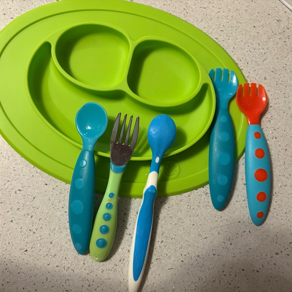 EZPZ Happy Mat Mini Mat Set Green Plate and Placemat with Utensils Baby